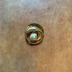 Elegant Gold and Pearl Brooch